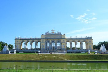 Schonbrunn Sarayı 'ndaki görkemli anıt.