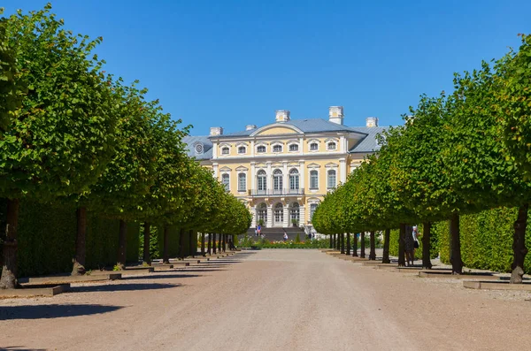 Mooie tuin vóór Rundale paleis of Pils Rundale, La — Stockfoto