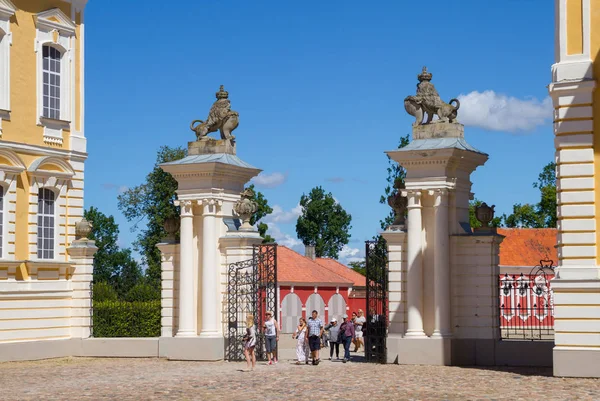 Входные ворота во дворец Рундейл в Пилсрундейле, Латвия . — стоковое фото