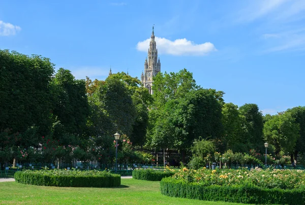 Volksgarten park und stadthaus in wien — Stockfoto