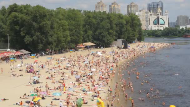 Kijev Ukrajna 2016 Június Emberek Fürödni Napozni Hydropark Szigeten Kijev — Stock videók