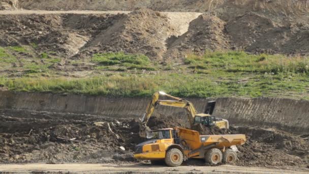 Bukovel 乌克兰 2016年8月20日 在乌克兰 Bukovel 的一座采石场上的卡车和挖掘机工作 — 图库视频影像