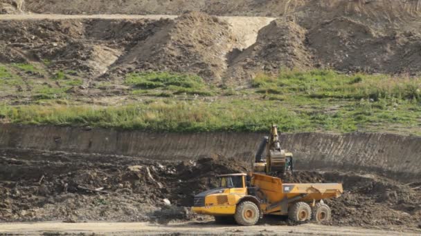 Bukovel Ucrania Agosto 2016 Camión Excavadora Trabajando Una Cantera Resort — Vídeos de Stock