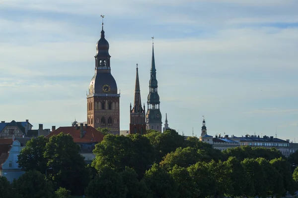 Vista de la vieja Riga latvia por la mañana . — Foto de Stock