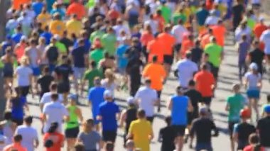 Maratonunu üzerinde bulanık kişi çalıştıran