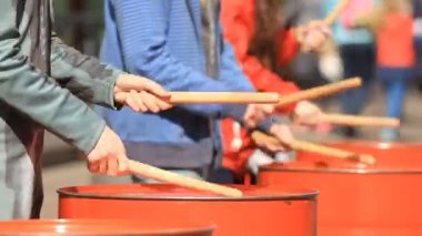 Metal varil davul sopa ile oynayanlar