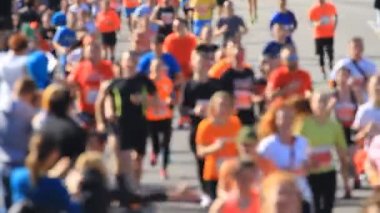 İnsanlar maraton koşucular ve sporcular selamlıyorum.