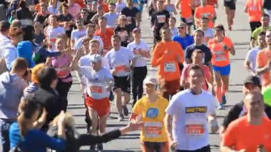 Kiev, Ukrayna - 22 Nisan 2018: Kiev, Ukrayna Nova poshta yarı maraton. İnsanlar maraton koşucular ve sporcular selamlıyorum.