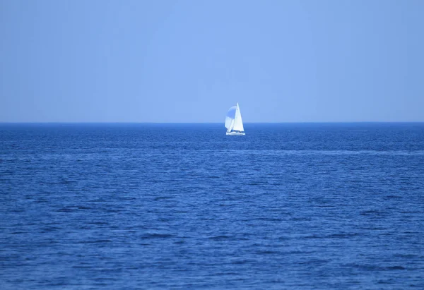 Bílé plachty z jachty na moři — Stock fotografie