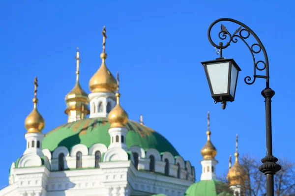 Lantern on the background of the Kiev Pechersk Lavra — ストック写真