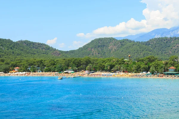 Kemer 'de gök mavisi suyla Akdeniz kıyısında bir tatil yeri — Stok fotoğraf