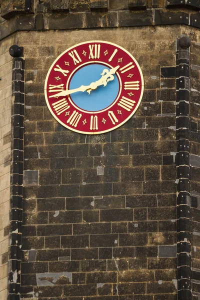 Κόκκινο ρολόι σε έναν πύργο στη Δρέσδη — Φωτογραφία Αρχείου