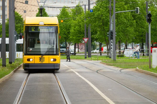 Gelbe straßenbahn fährt in die stadt dresden — Stockfoto