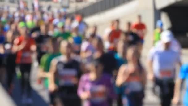 Mensen Lopen Bij Marathonwedstrijden Vervaging — Stockvideo