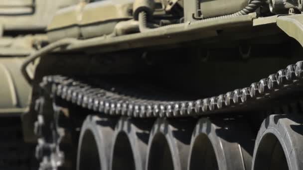 军用旧坦克毛毛虫和装甲 — 图库视频影像