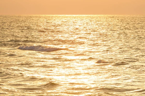 Vacker soluppgång på havet — Stockfoto