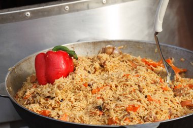 Kazanda pişmiş kırmızı biberli Pilaf.