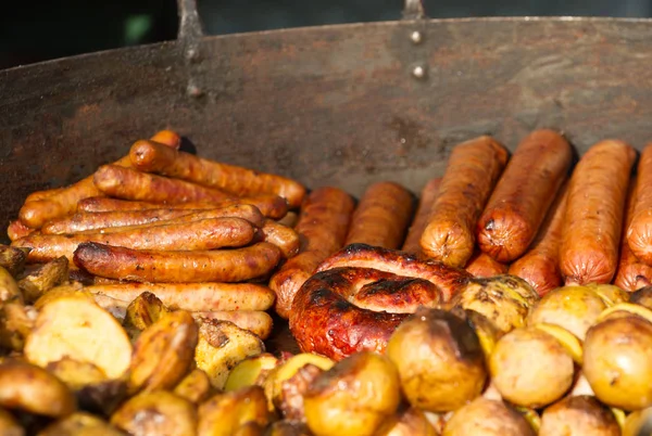 Fried sausage with vegetables and potatoes — Stock Photo, Image