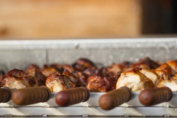 Brochetas con carne en la parrilla de barbacoa — Foto de Stock