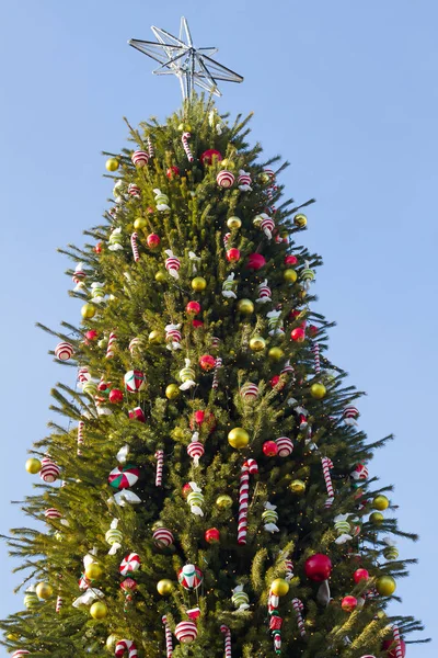 Різдвяне дерево, прикрашене кулями в Києві. — стокове фото