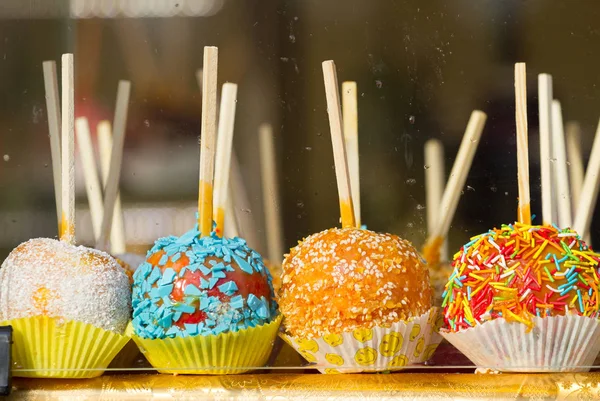 Dulce caramelo de caramelo esmaltado manzanas en palos —  Fotos de Stock