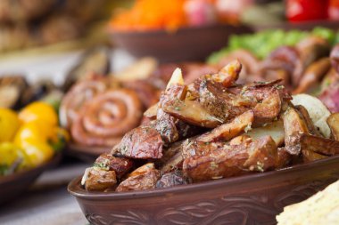 Kızarmış patates, soğanlı ve dereotlu. 