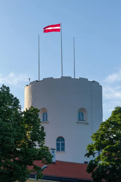 Flagge von Lettland auf einem Turm in Riga — Stockfoto