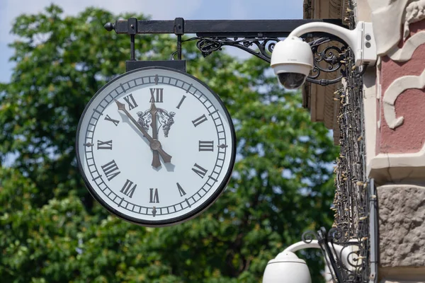 Clock on the facade of the National Bank in Kyiv — Stock Photo, Image