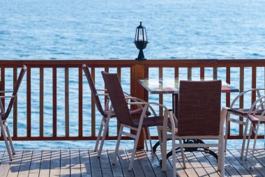Kemer 'de boş masası olan bir kafe.