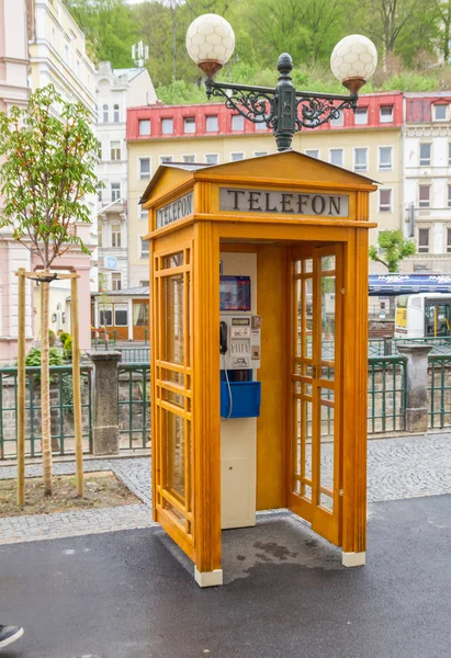 Vintage Telefonzelle aus Holz in Karlsbad — Stockfoto