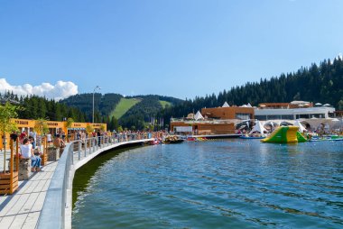 Bukovel, Ukrayna - 20 Ağustos 2016: Yaz Gölü Panoraması Bukovel resort Karpat Dağları Bukovel, Ukrayna.