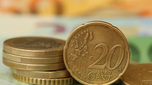 Verschillende Euromunten Bankbiljetten Met Een Schuifregelaar — Stockvideo