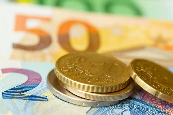 Diverse Monete Euro Sullo Sfondo Delle Banconote — Foto Stock