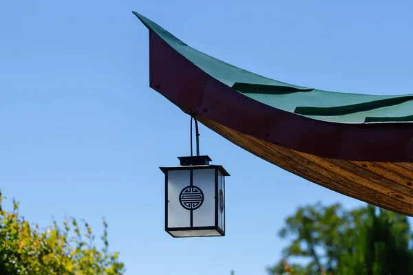 Dach Eines Traditionellen Chinesischen Hauses Mit Einer Laterne — Stockfoto