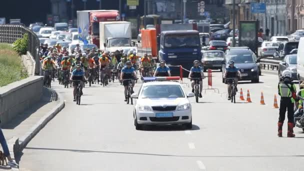 Kiev Ucrania Junio 2019 Coche Policía Lidera Grupo Ciclistas Paseo — Vídeos de Stock