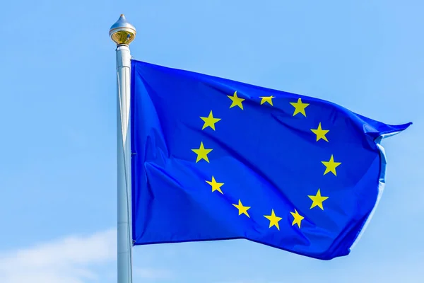 Флагшток Флагом Европейского Союза — стоковое фото