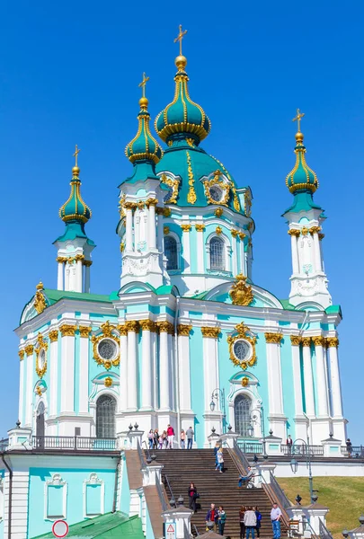 Kiev Oekraïne April 2018 Andrew Kerk Met Toeristen Een Zonnige Rechtenvrije Stockfoto's