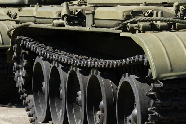 Katonai Tank Hernyói Oszlopban Stock Kép