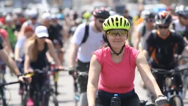 キエフ ウクライナ 2019年6月1日 人々はウクライナのキエフでアマチュア自転車に乗って自転車に乗る — ストック動画