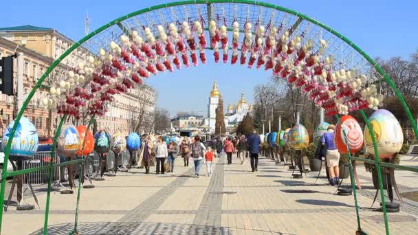 乌克兰基辅 2018年4月4日 乌克兰复活节民间艺术节 在乌克兰基辅的圣迈克尔修道院背景下彩绘复活节彩蛋 — 图库视频影像