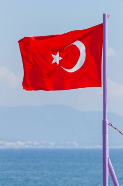 Antalya 'da denizin arka planında Türk bayrağı