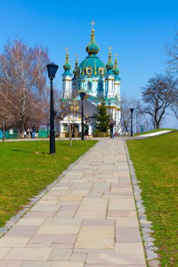 Kyiv Ukrayna - 9 Nisan 2018: Ukrayna 'nın başkenti Kyiv' de Paskalya güneşli bir günde turistlerle birlikte St. Andrew Kilisesi.