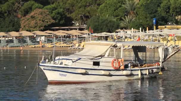 Kemer Turkiet Juni 2018 Yacht Förankrad Morgonen Viken Antalya Turkiet — Stockvideo