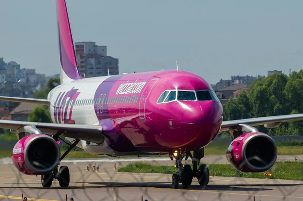 Kiev Ucrânia Julho 2013 Avião Plano Wizzair Airlines Aeroporto Zhuliany — Fotografia de Stock