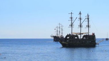 Kemer, Türkiye - 20 Haziran 2018: Korsan eski firkateyn deniz yoluyla yelken açtı Kemer, Türkiye.