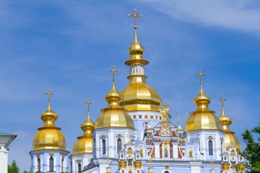 Kyiv, Ukrain 'de mavi gökyüzünün arka planında Aziz Michael Katedrali' nin kubbeleri