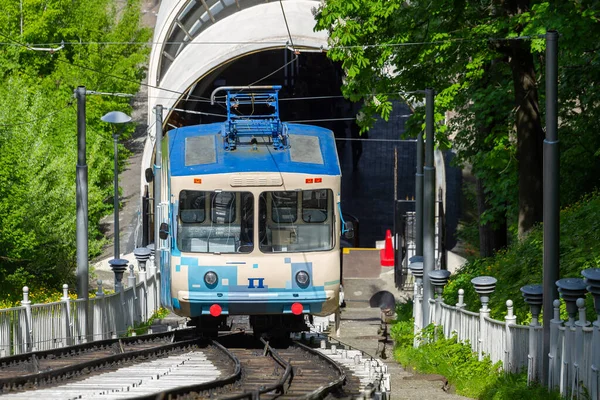 Kiev Ucrania Mayo 2016 Paseos Funiculares Cima Una Colina Kiev — Foto de Stock