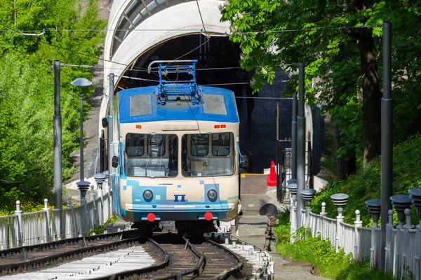 Kiev Ucrania Mayo 2016 Paseos Funiculares Cima Una Colina Kiev Fotos De Stock