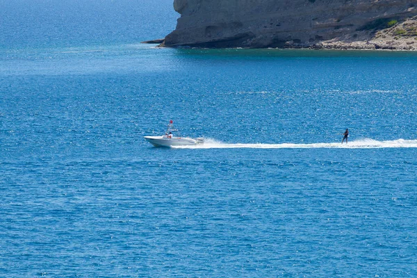 トルコのケメル 2018年6月20日 モーターボートはトルコのケメルでケーブル上のボード上の男を引っ張ります — ストック写真