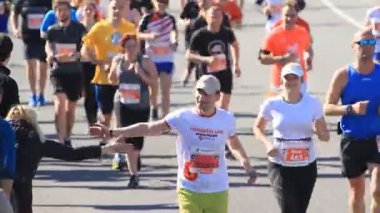 Kyiv, Ukrayna - 22 Nisan 2018: İnsanlar Ukrayna 'nın başkenti Kyiv' de düzenlenen maratonda koşucuları selamlıyor
